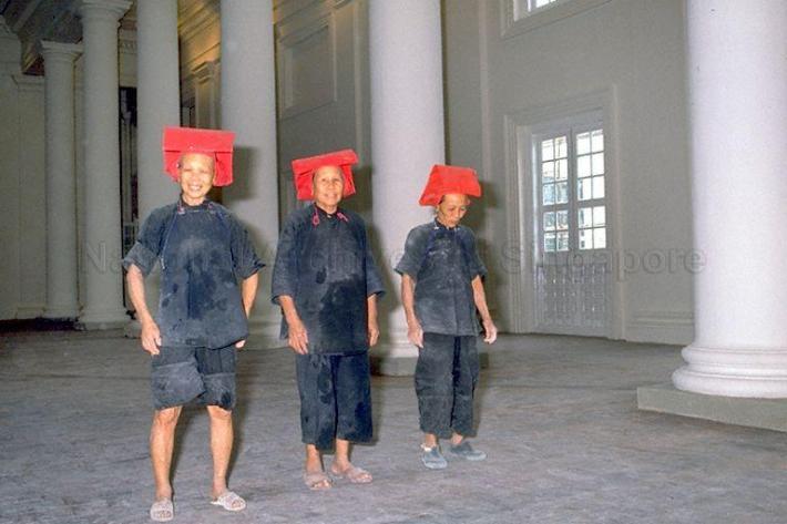 samsui women helping in a cleanup of the former Empress Place, better known to many now as the Asian Civilisations Museum. Here you can see their distinctive red headgear and blue samfoo. Image courtesy of The National Archives of Singapore.