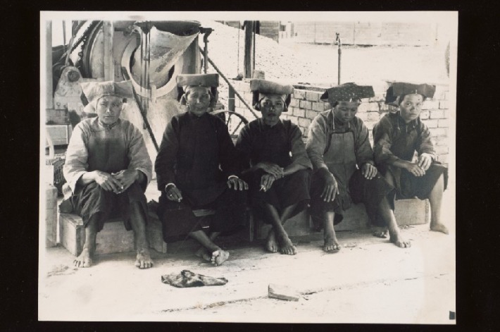 Photo of samsui women working at a construction site dating back to 1938-1939. Image from National Archives of Singapore. 