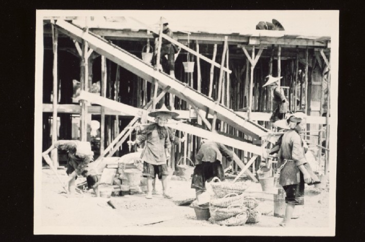 These samsui women were probably part of the first batch of immigrants who arrived from the Sanshui district in Canton (Guangdong), here you see them working on a construction yard between 1938-1939. Image from National Museum of Singapore