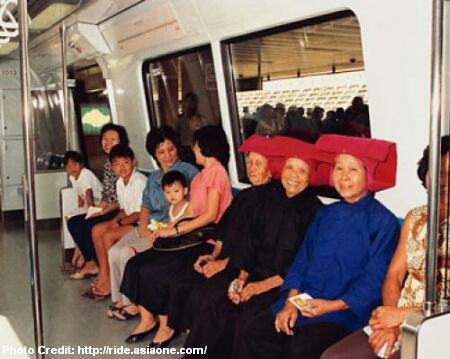 On 7 November 1987, three samsui women who worked on the construction of the Bishan MRT station, were invited for Singapore’s first MRT ride. Image from Asiaone.com